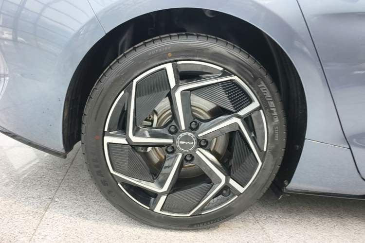 Used BYD Seal 2022 700 km Long-Range Rear-Wheel-Drive Version Right Rear Wheel Hub