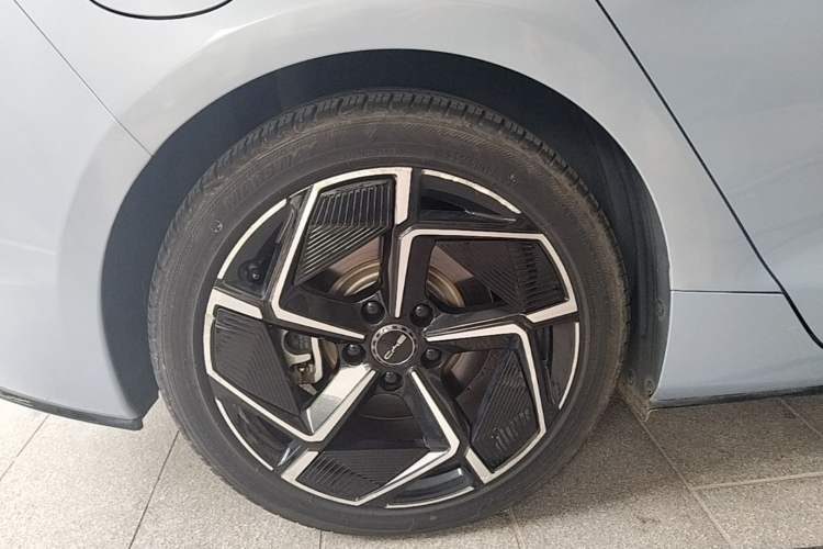 Used BYD Seal 2022 700 km Long-Range Rear-Wheel-Drive Version Right Rear Wheel Hub