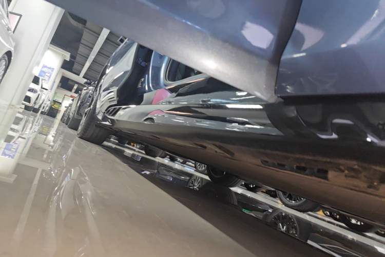 Used BYD Seal 2022 700 km Long-Range Rear-Wheel-Drive Version Right Side Sill