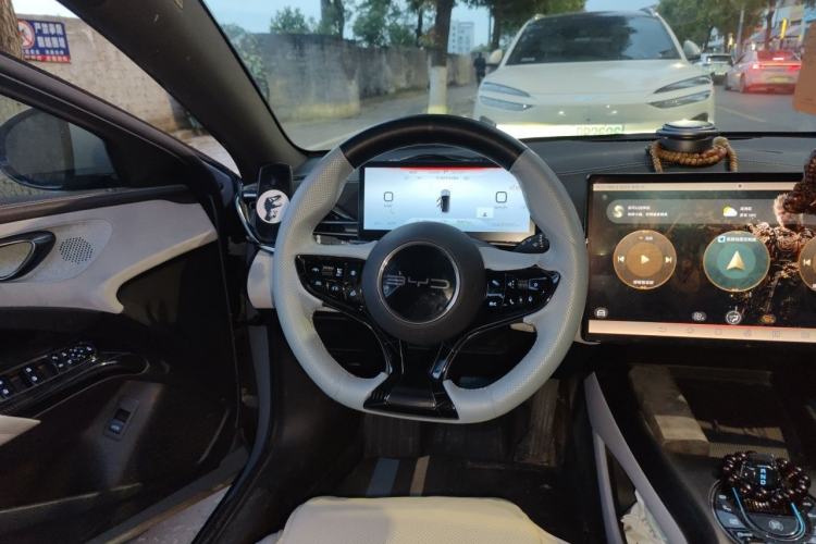 Used BYD Seal 2022 550 km Standard Range Rear-Wheel Drive Elite Version Steering Wheel