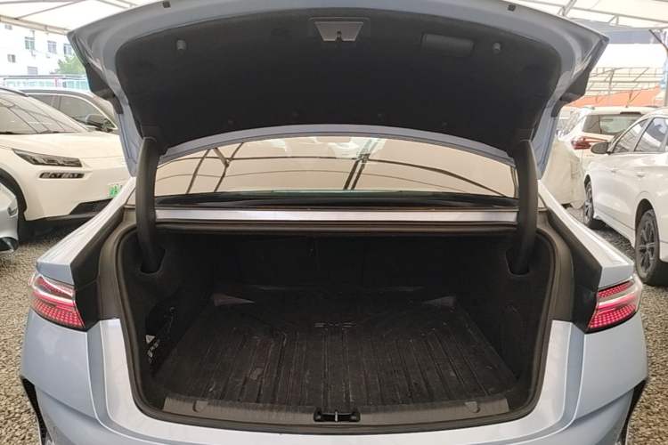 Used BYD Seal 2022 550 km Standard Range Rear-Wheel Drive Prestige Version Trunk