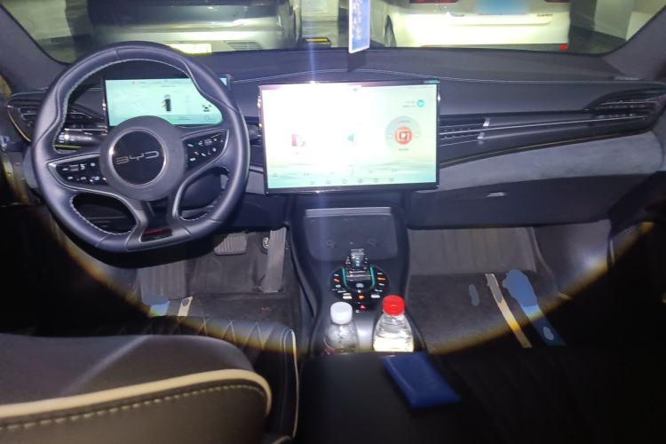 Used BYD Seal 2022 550 km Standard Range Rear-Wheel Drive Prestige Version Center Console
