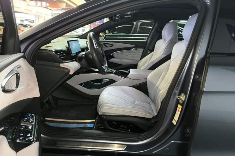 Used BYD Seal 2022 650 km All-Wheel-Drive Performance Version Driver Seat