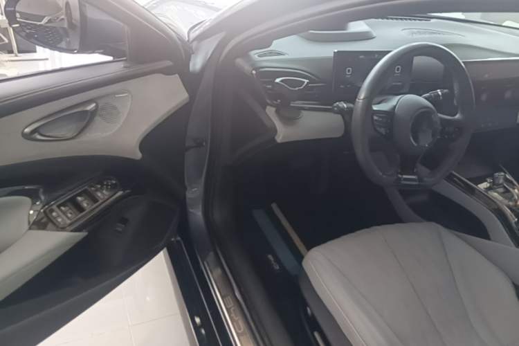 Used BYD Seal 2022 650 km All-Wheel-Drive Performance Version Driver Seat