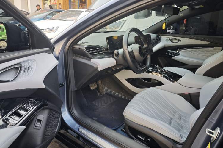 Used BYD Seal 2022 550 km Standard Range Rear-Wheel Drive Prestige Version Exterior 8