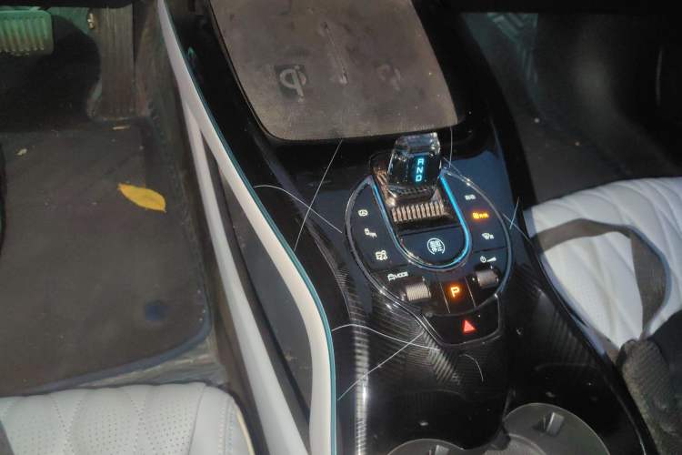 Used BYD Seal 2022 550 km Standard Range Rear-Wheel Drive Prestige Version Gear Lever