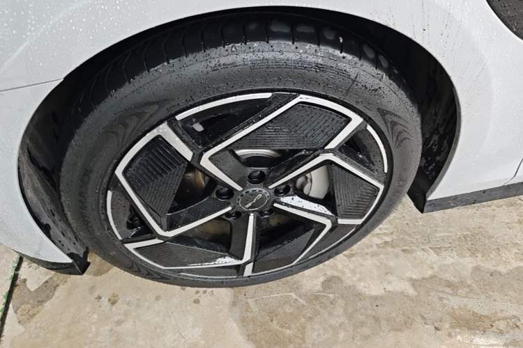 Used BYD Seal 2022 700 km Long-Range Rear-Wheel-Drive Version Left Front Wheel Hub