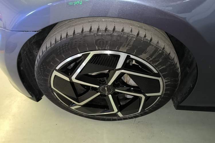 Used BYD Seal 2022 650 km All-Wheel-Drive Performance Version Left Front Wheel Hub