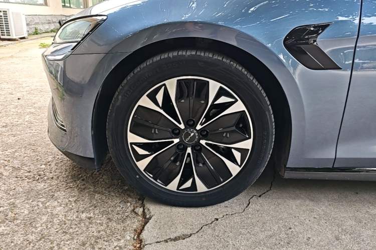 Used BYD Seal 2022 550 km Standard Range Rear-Wheel Drive Prestige Version Left Front Wheel Hub