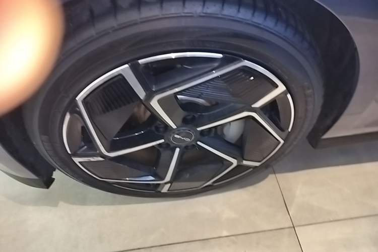 Used BYD Seal 2022 700 km Long-Range Rear-Wheel-Drive Version Left Front Wheel Hub