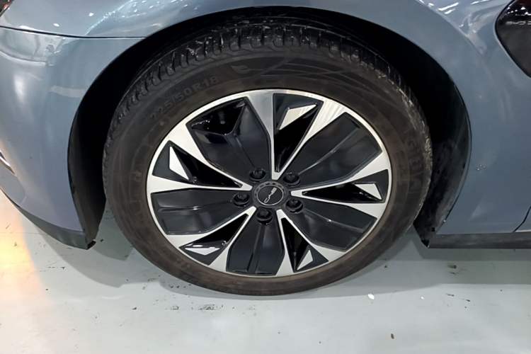 Used BYD Seal 2022 550 km Standard Range Rear-Wheel Drive Prestige Version Left Front Wheel Hub