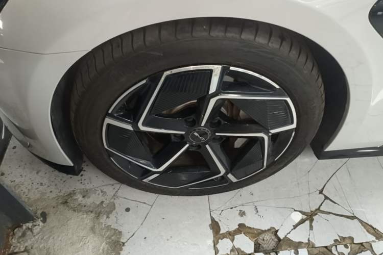 Used BYD Seal 2022 700 km Long-Range Rear-Wheel-Drive Version Left Front Wheel Hub