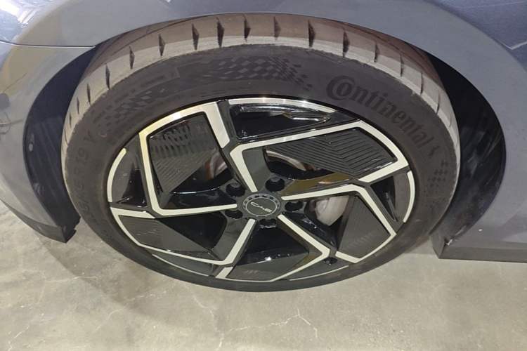 Used BYD Seal 2022 700 km Long-Range Rear-Wheel-Drive Version Left Front Wheel Hub