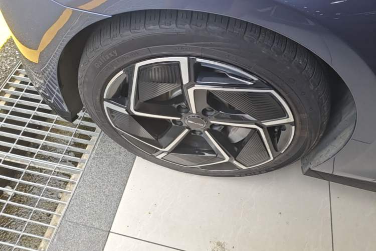 Used BYD Seal 2022 700 km Long-Range Rear-Wheel-Drive Version Left Front Wheel Hub