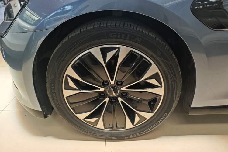Used BYD Seal 2022 550 km Standard Range Rear-Wheel Drive Prestige Version Left Front Wheel Hub
