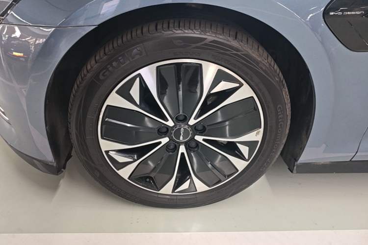 Used BYD Seal 2022 550 km Standard Range Rear-Wheel Drive Prestige Version Left Front Wheel Hub