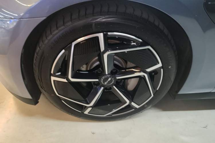 Used BYD Seal 2022 700 km Long-Range Rear-Wheel-Drive Version Left Front Wheel Hub