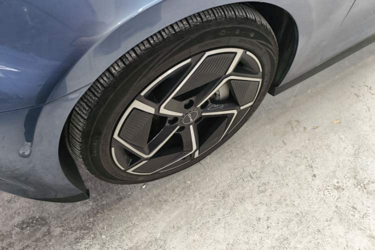 Used BYD Seal 2022 700 km Long-Range Rear-Wheel-Drive Version Left Front Wheel Hub