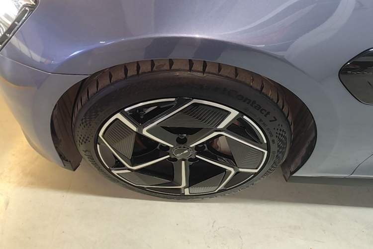 Used BYD Seal 2022 700 km Long-Range Rear-Wheel-Drive Version Left Front Wheel Hub