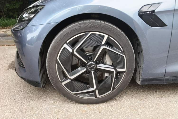 Used BYD Seal 2022 700 km Long-Range Rear-Wheel-Drive Version Left Front Wheel Hub