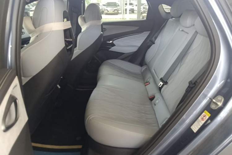 Used BYD Seal 2022 650 km All-Wheel-Drive Performance Version Left Rear Seat