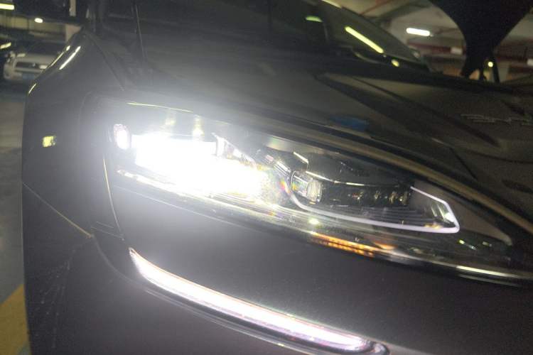 Used BYD Seal 2022 550 km Standard Range Rear-Wheel Drive Prestige Version Right Front Headlight