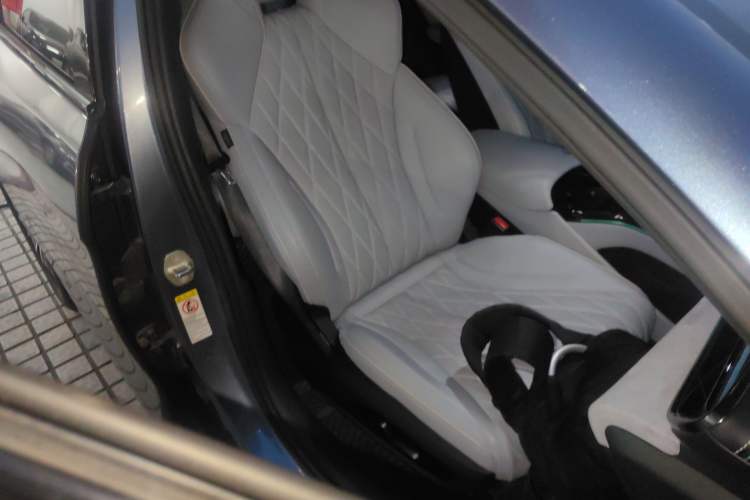 Used BYD Seal 2022 550 km Standard Range Rear-Wheel Drive Prestige Version Right Front Seat