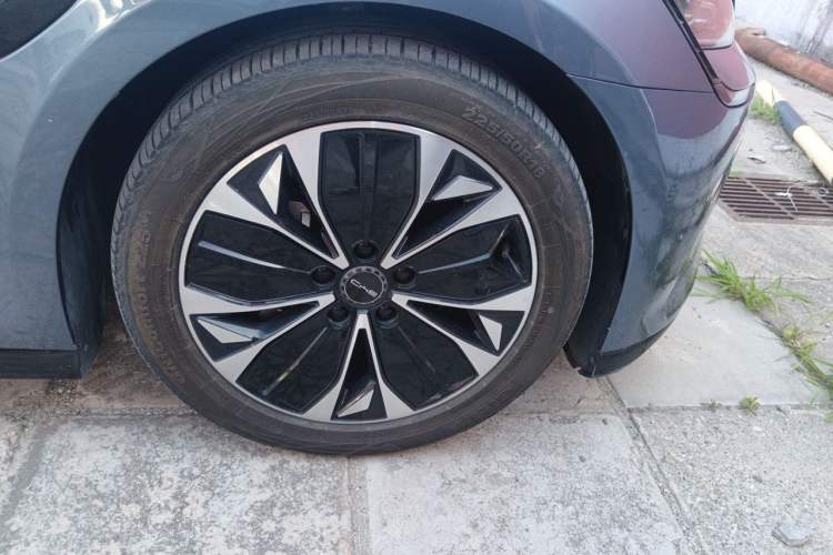 Used BYD Seal 2022 550 km Standard Range Rear-Wheel Drive Prestige Version Right Front Wheel Hub