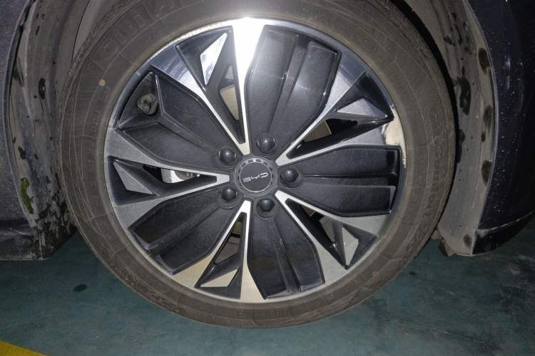 Used BYD Seal 2022 550 km Standard Range Rear-Wheel Drive Prestige Version Right Front Wheel Hub