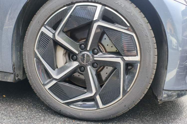 Used BYD Seal 2022 700 km Long-Range Rear-Wheel-Drive Version Right Front Wheel Hub