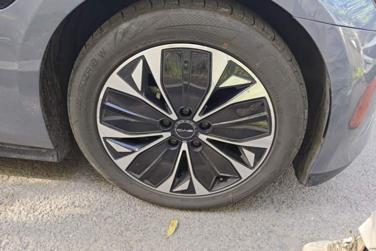Used BYD Seal 2022 550 km Standard Range Rear-Wheel Drive Prestige Version Right Front Wheel Hub