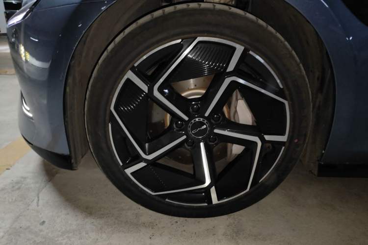 Used BYD Seal 2022 650 km All-Wheel-Drive Performance Version Right Front Wheel Hub