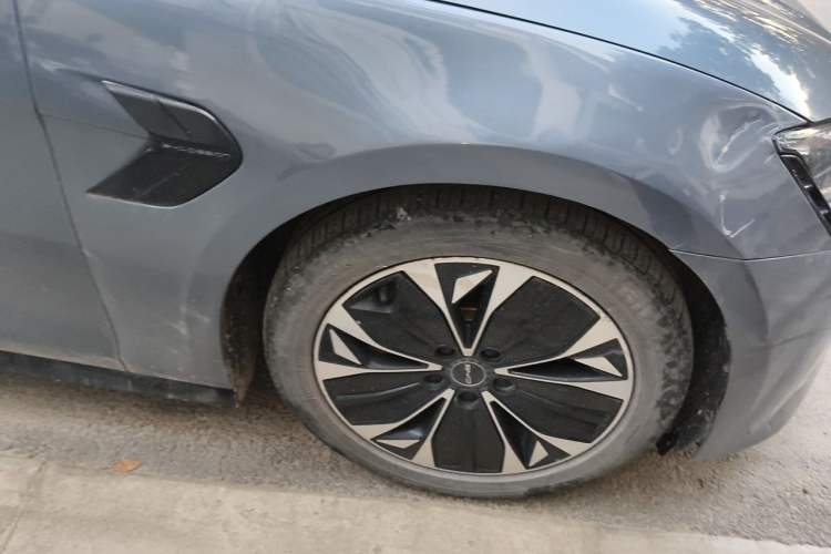 Used BYD Seal 2022 550 km Standard Range Rear-Wheel Drive Prestige Version Right Front Wheel Hub