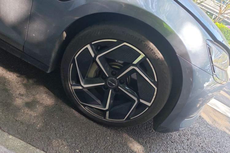 Used BYD Seal 2022 700 km Long-Range Rear-Wheel-Drive Version Right Front Wheel Hub