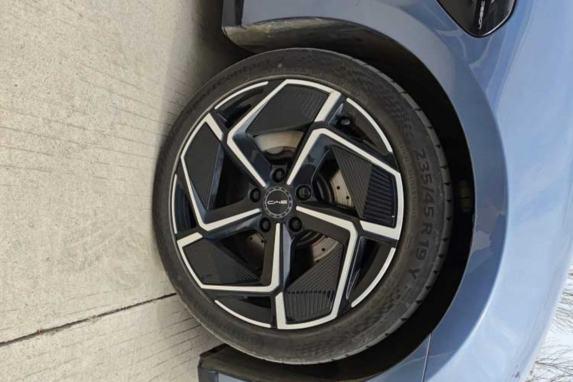 Used BYD Seal 2022 700 km Long-Range Rear-Wheel-Drive Version Right Front Wheel Hub