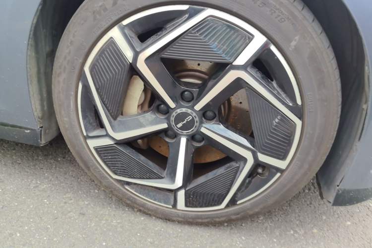 Used BYD Seal 2022 650 km All-Wheel-Drive Performance Version Right Front Wheel Hub