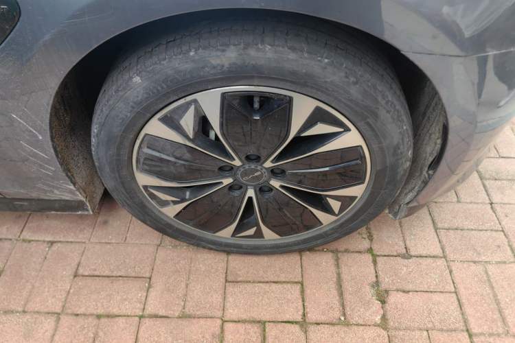 Used BYD Seal 2022 550 km Standard Range Rear-Wheel Drive Prestige Version Right Front Wheel Hub