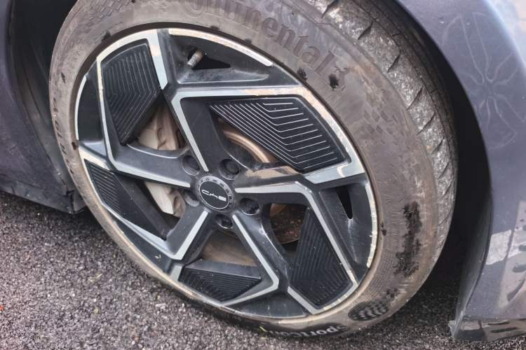 Used BYD Seal 2022 700 km Long-Range Rear-Wheel-Drive Version Right Front Wheel Hub