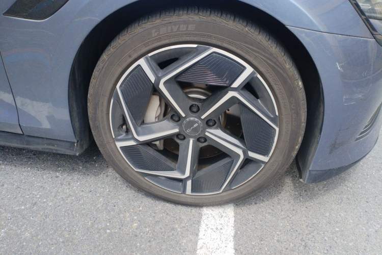 Used BYD Seal 2022 700 km Long-Range Rear-Wheel-Drive Version Right Front Wheel Hub
