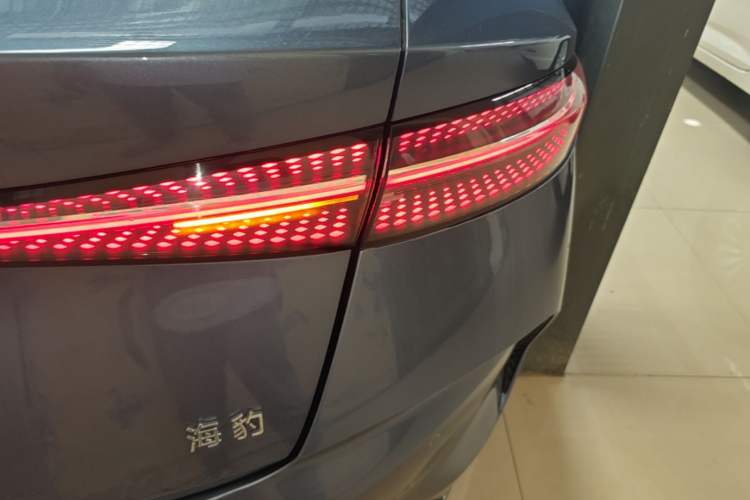 Used BYD Seal 2022 550 km Standard Range Rear-Wheel Drive Prestige Version Right Rear Taillight