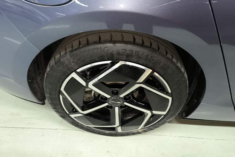 Used BYD Seal 2022 650 km All-Wheel-Drive Performance Version Right Rear Wheel Hub