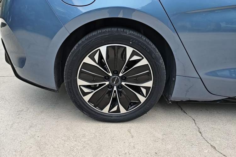 Used BYD Seal 2022 550 km Standard Range Rear-Wheel Drive Prestige Version Right Rear Wheel Hub