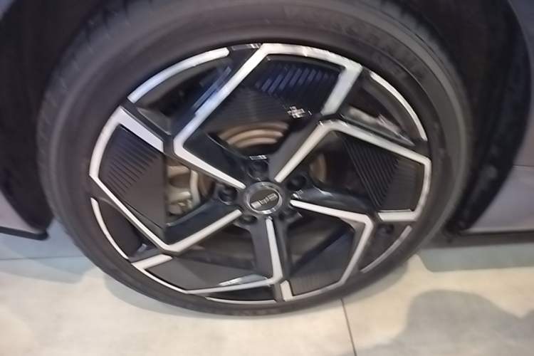 Used BYD Seal 2022 700 km Long-Range Rear-Wheel-Drive Version Right Rear Wheel Hub