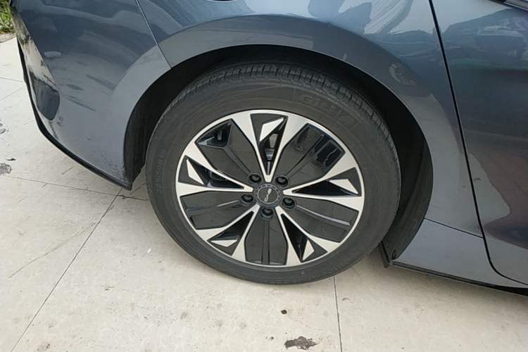 Used BYD Seal 2022 550 km Standard Range Rear-Wheel Drive Prestige Version Right Rear Wheel Hub