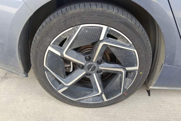Used BYD Seal 2022 650 km All-Wheel-Drive Performance Version Right Rear Wheel Hub