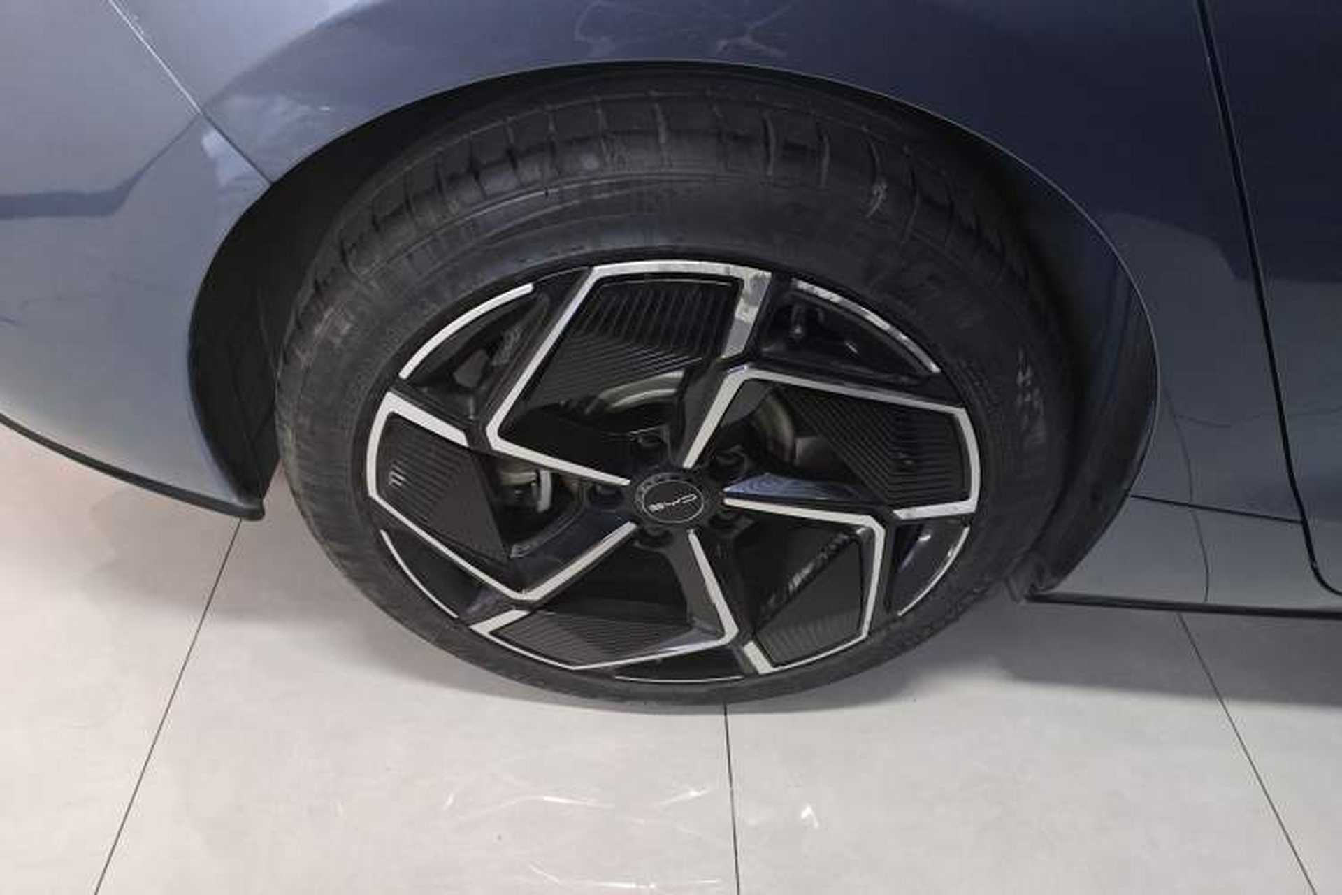 Used BYD Seal 2022 700 km Long-Range Rear-Wheel-Drive Version Right Rear Wheel Hub