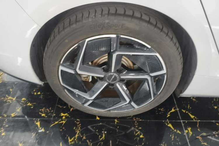Used BYD Seal 2022 700 km Long-Range Rear-Wheel-Drive Version Right Rear Wheel Hub