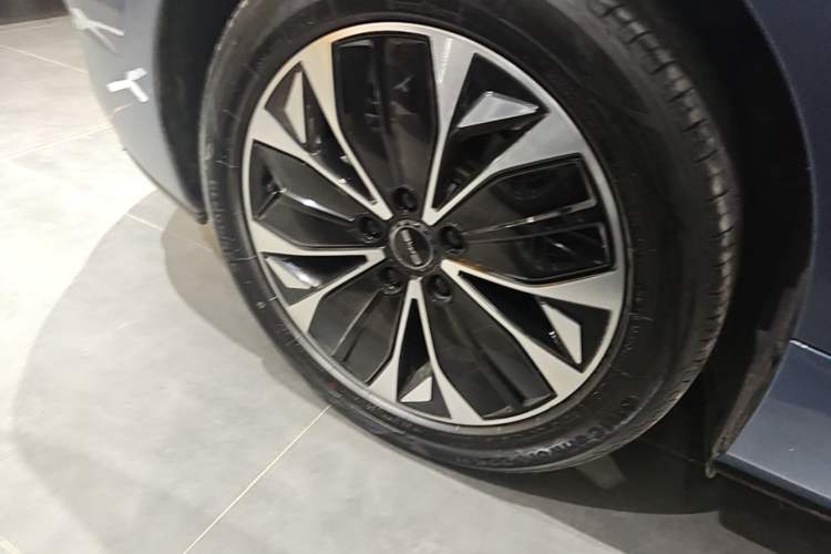 Used BYD Seal 2022 550 km Standard Range Rear-Wheel Drive Prestige Version Right Rear Wheel Hub