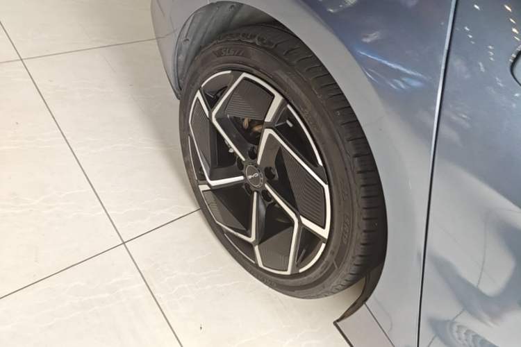 Used BYD Seal 2022 700 km Long-Range Rear-Wheel-Drive Version Right Rear Wheel Hub