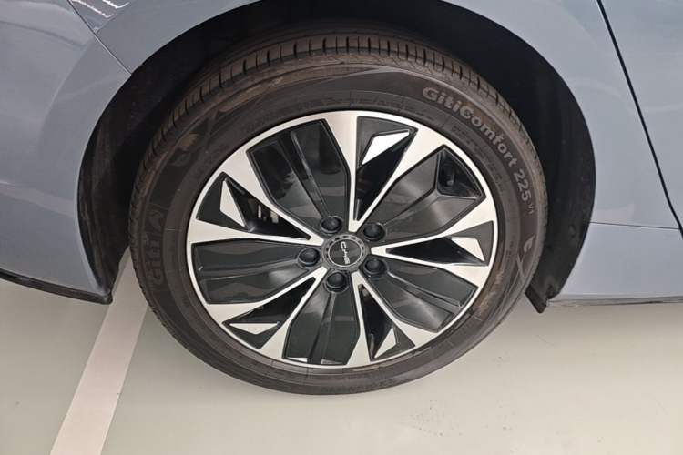 Used BYD Seal 2022 550 km Standard Range Rear-Wheel Drive Prestige Version Right Rear Wheel Hub